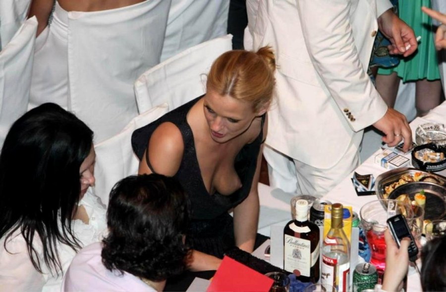 Случайно показала грудь