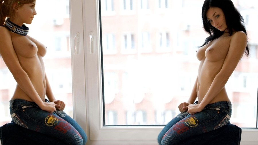 Брюнетка в джинсах с голыми сиськами