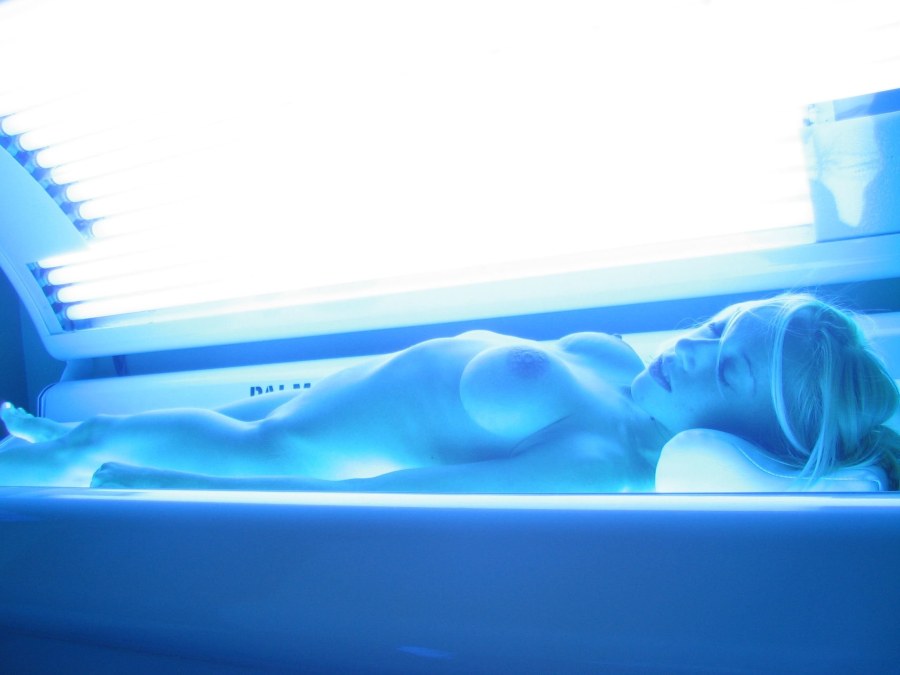 Голая Susana Spears в солярии