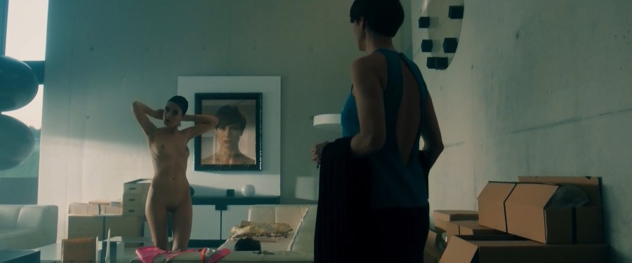 Майя Биджоу без трусиков