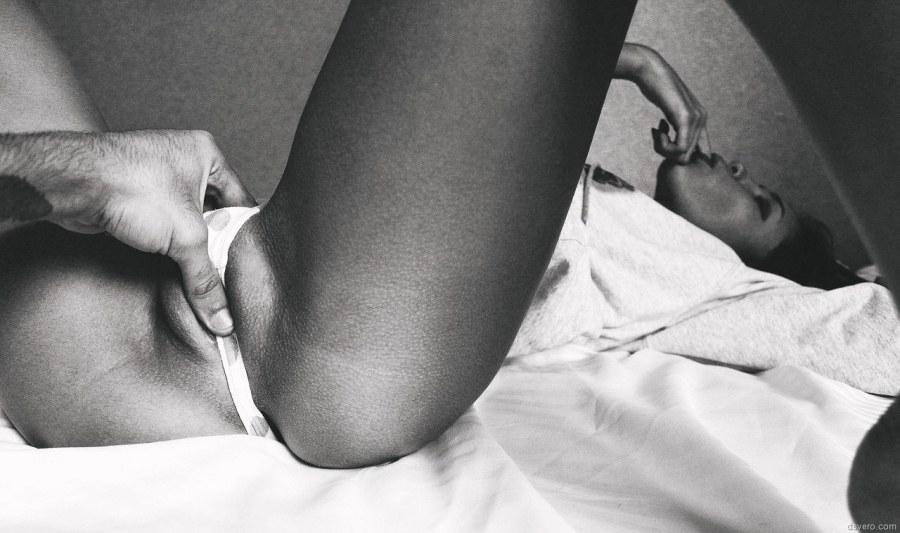 Мужская рука в женских трусиках