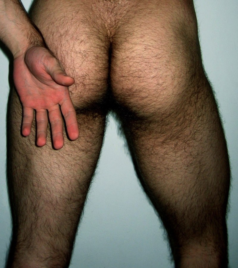 Голые мужские попы на пляже