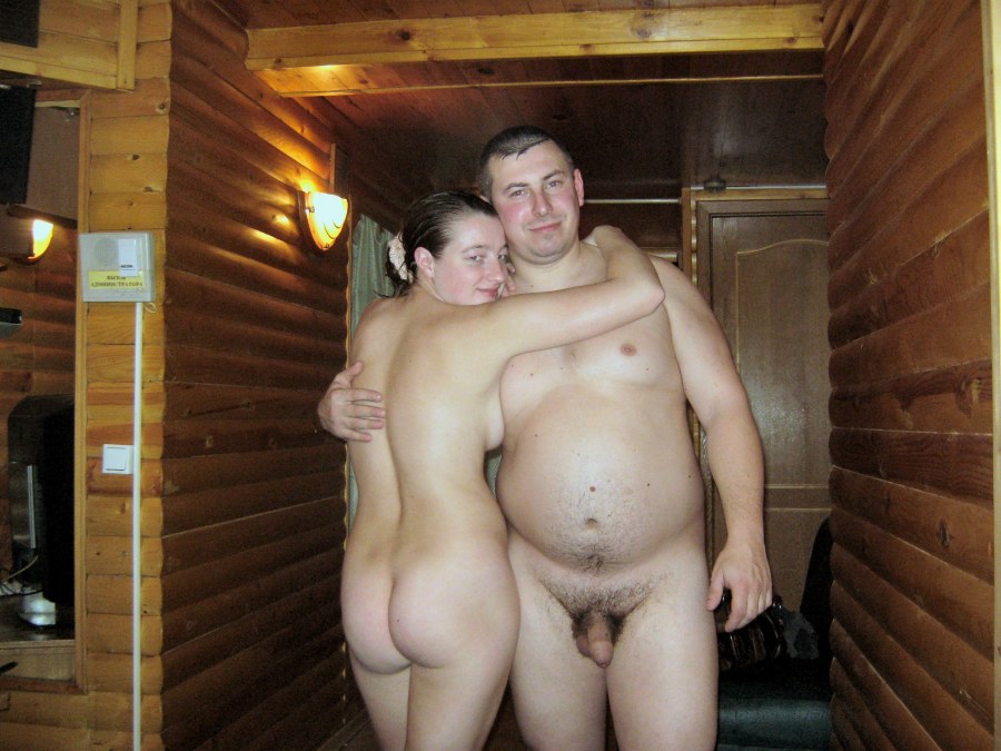 Голые мужчины и женщины в бане