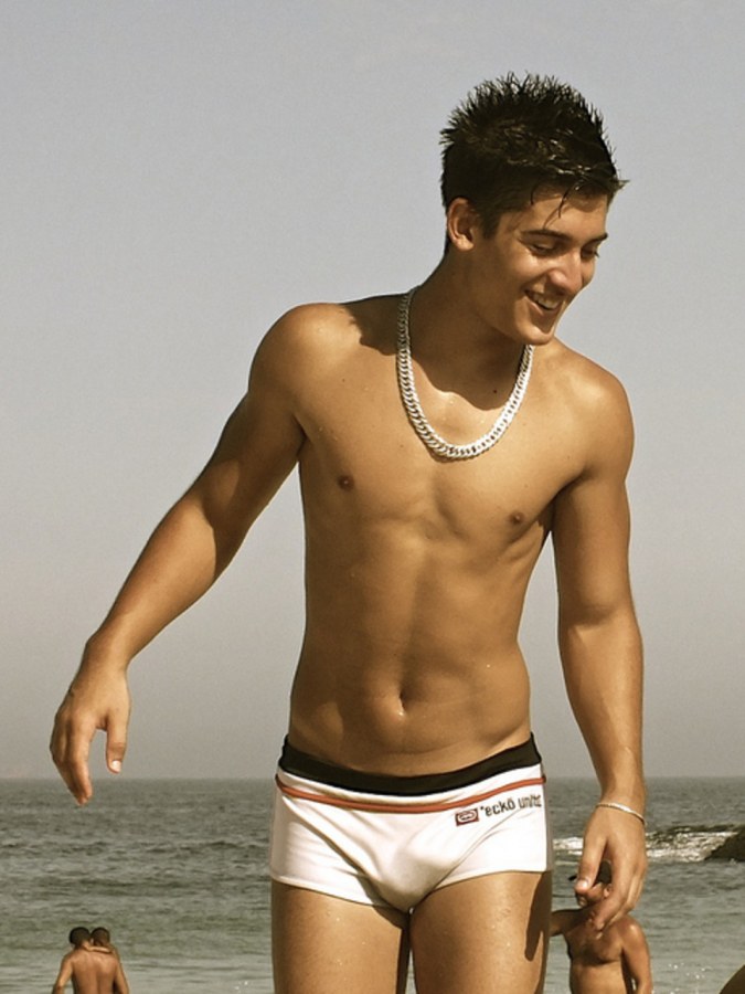 Голые мальчишки и девчонки на пляже