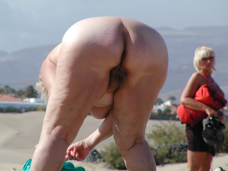 Старушки на пляже без трусов