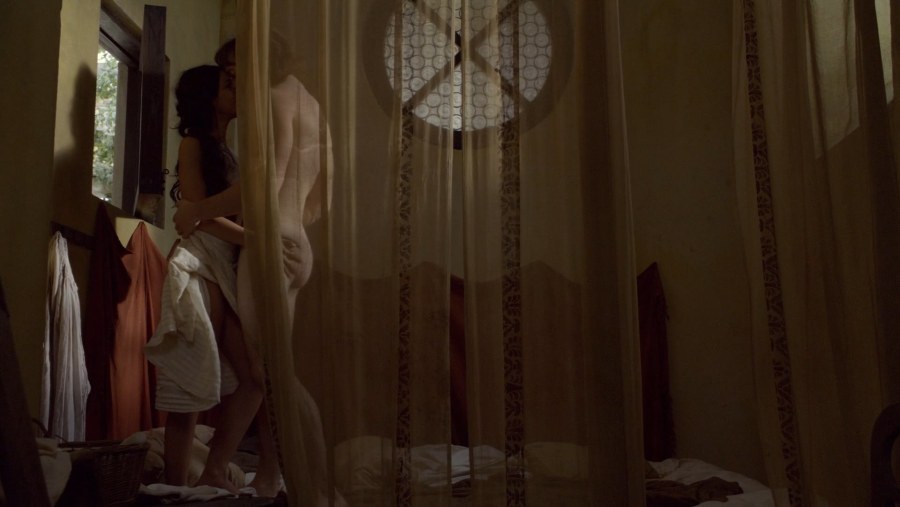 Эммануэль Шрики сиськи