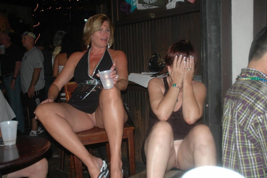 Девушка в трусиках нагнулась частное