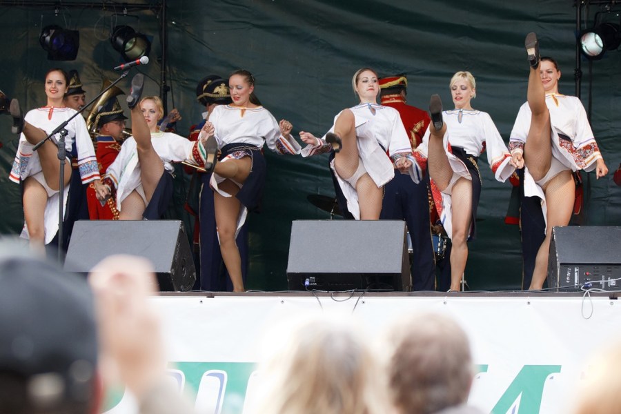 Девушки в трусах на сцене