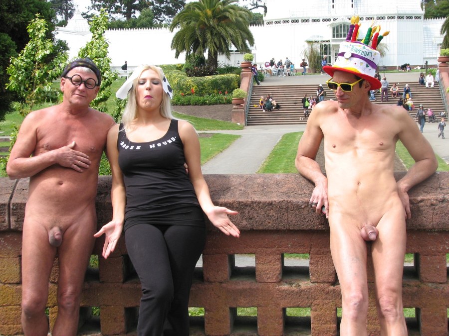 Голые женщины на улице среди мужчин