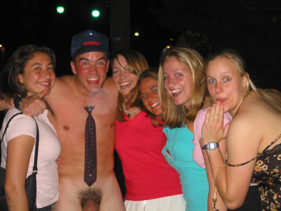 Голый мужчина одетая женщина