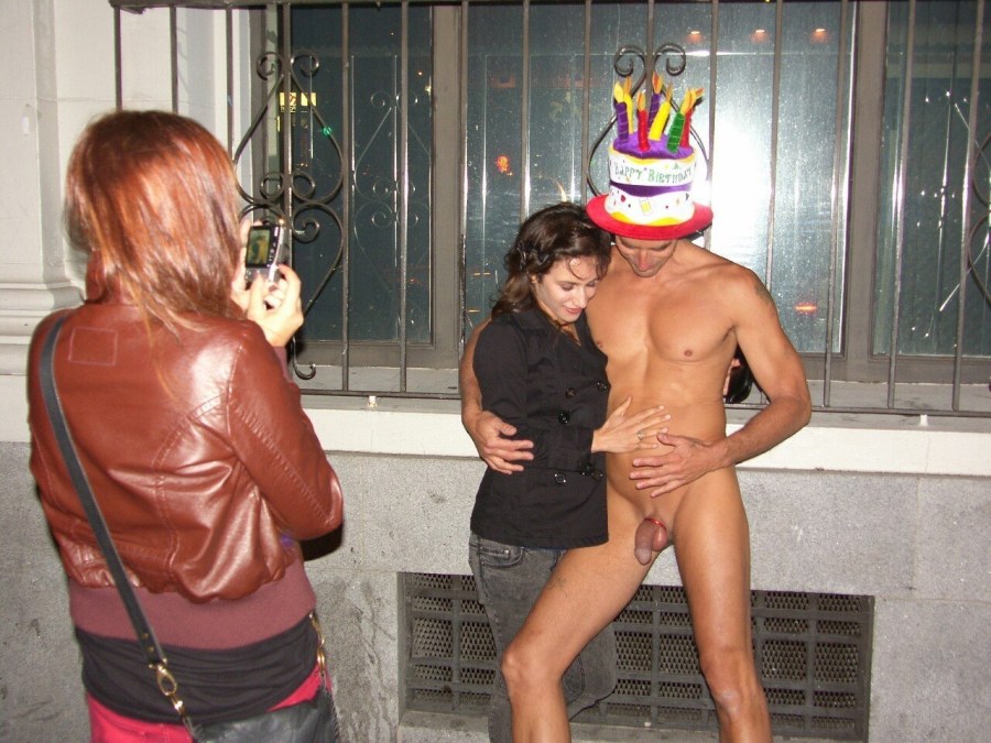 Голая женщина среди мужчин