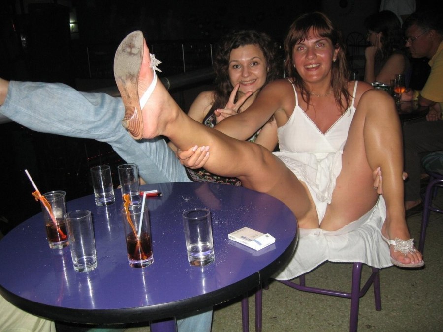 Засветила трусики на корпоративе