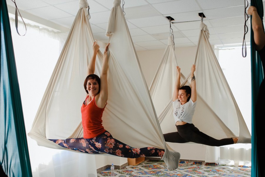 Голая красивая женщина в гамаке