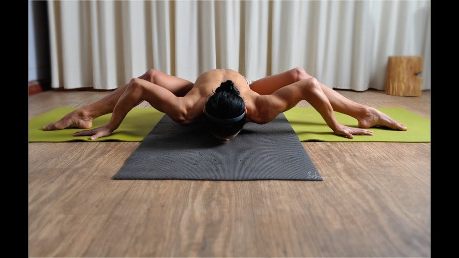 Женщина в йога гамаке