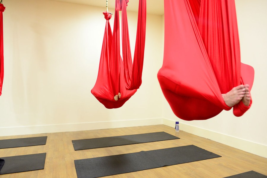 Гамак для йоги бордовый