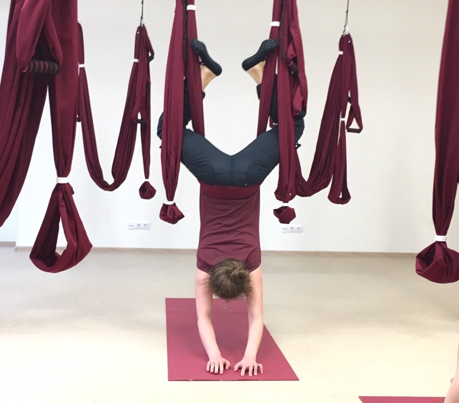 Голая йога в гамаках