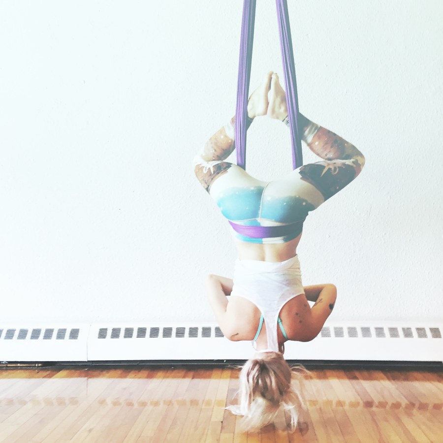 Групповая йога без одежды