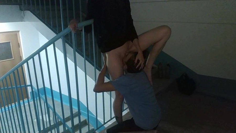 Кунилингус стоя в подъезде