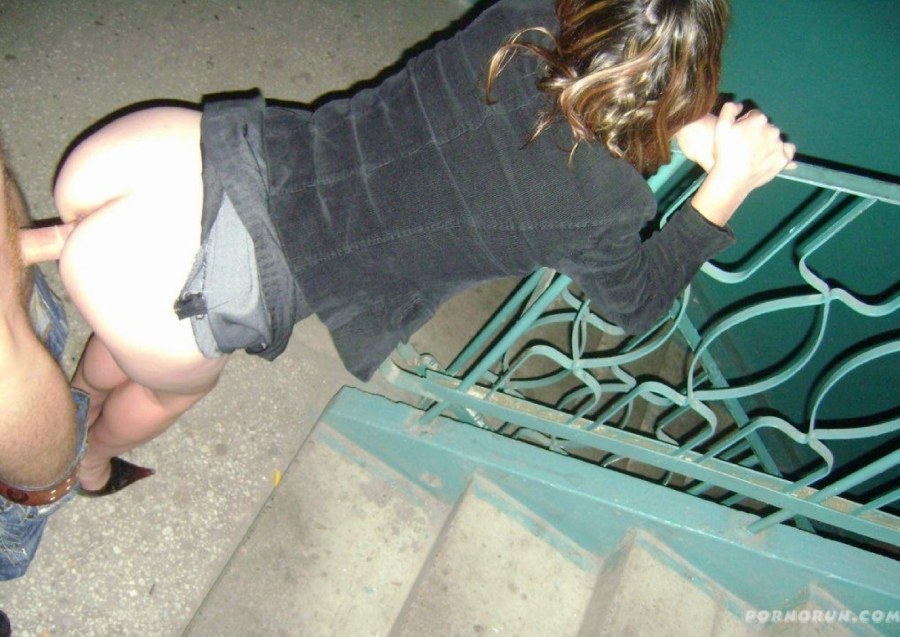 Девочка отсосала в подъезде