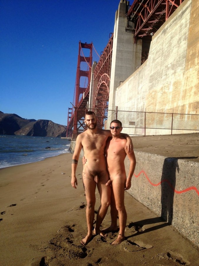 Красивые голые парни на пляже