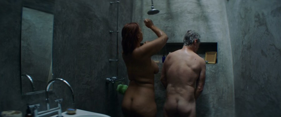 Люси Беккер на пляже топлесс