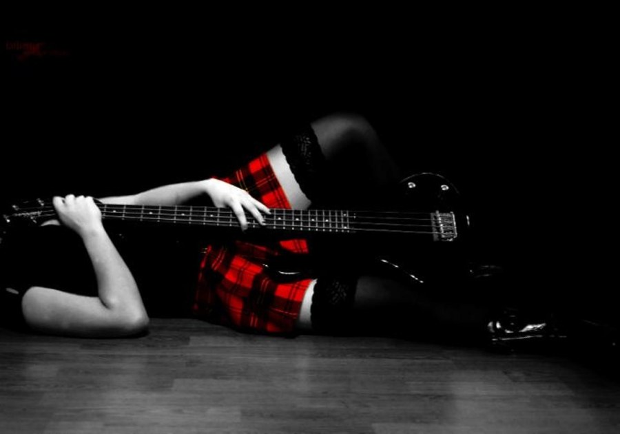 Девушка с красной гитарой