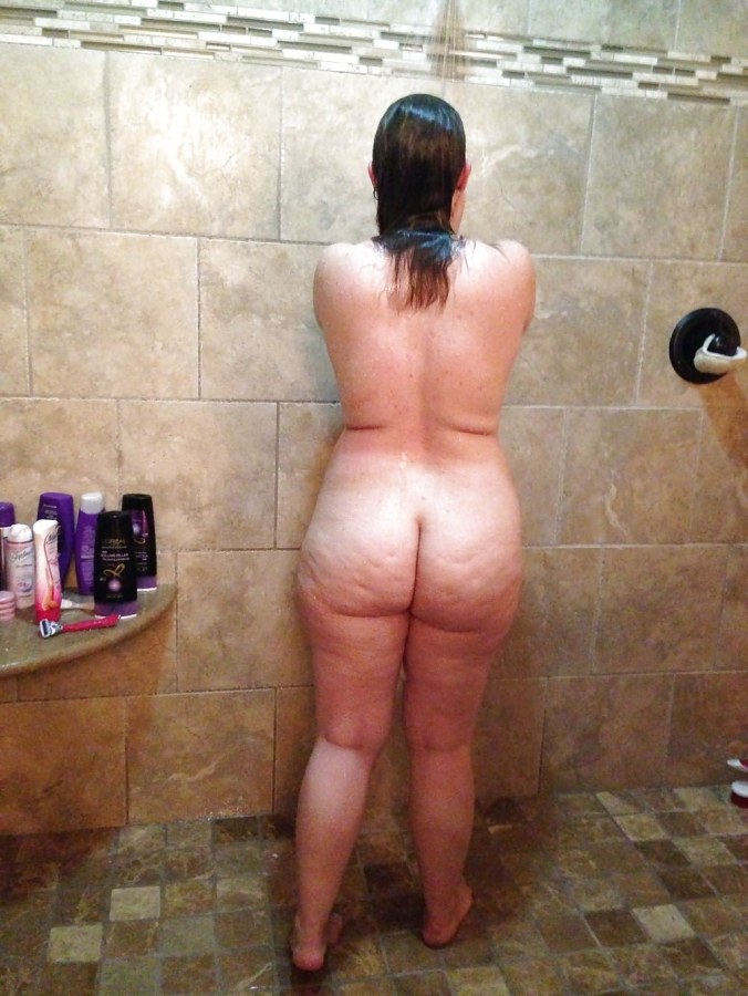 Голые попы зрелых в душе