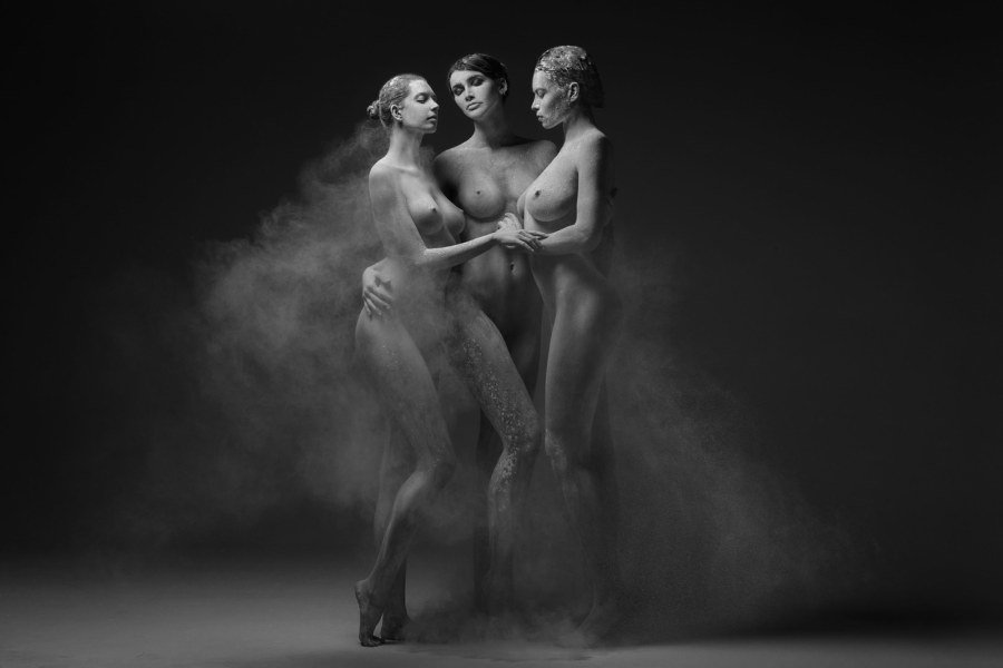 Фотохудожник в стиле ню