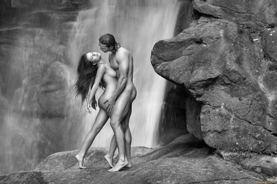 Голые парни под водопадом