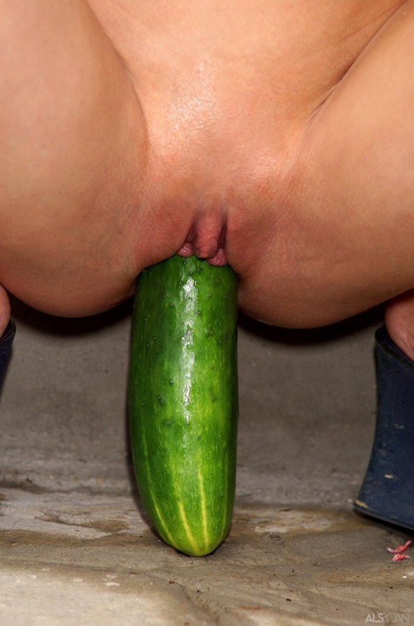 Мастурбация девушек огурцом