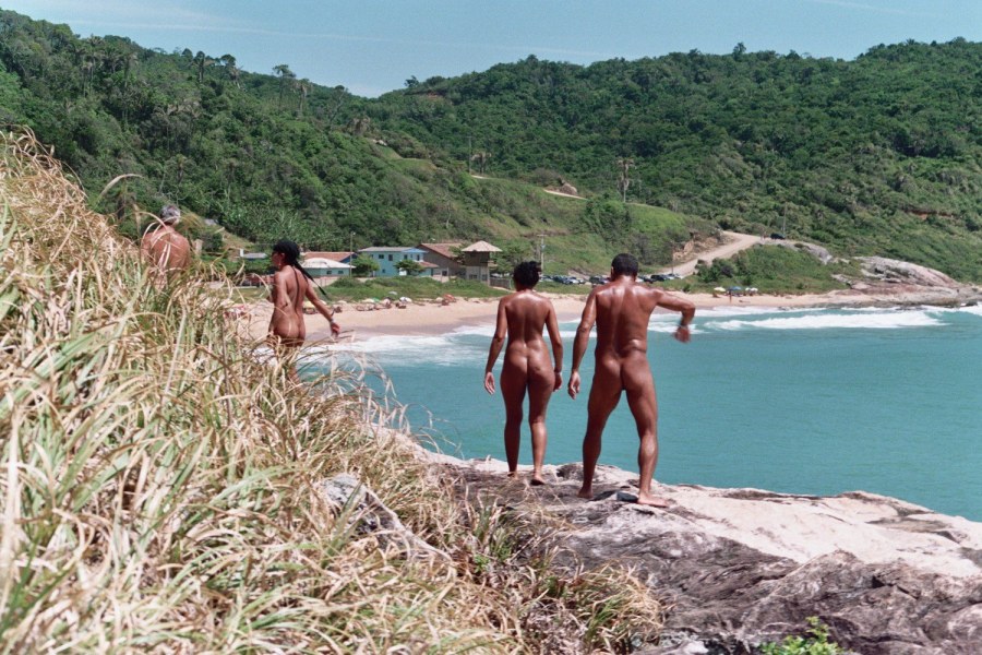 Красивая групповуха на пляже