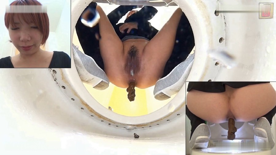 Женский писсинг в пляжном туалете