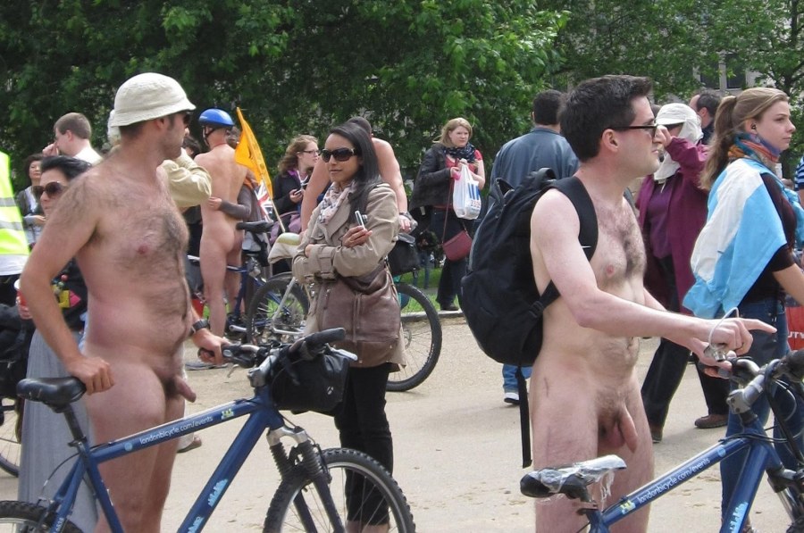 Голые парни среди одетых