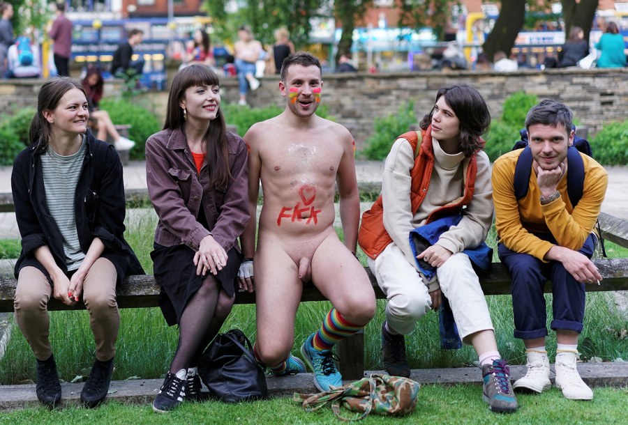 Разделась перед парнями на улице