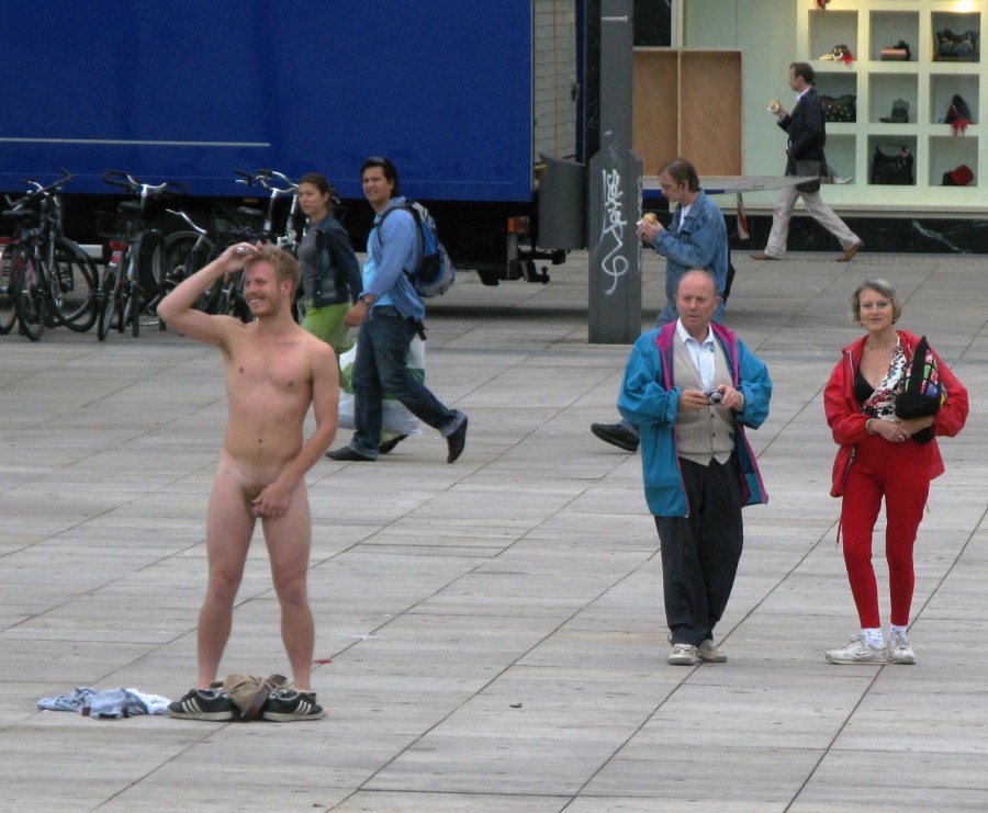 Голые мужчины одетые женщины