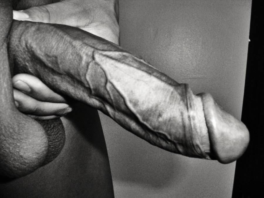 Мужской член крупным планом