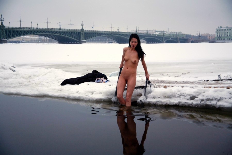 Голые купаются в проруби