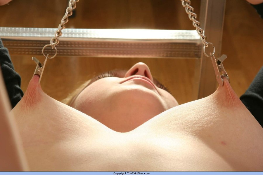 Женщины подвешенные за груди