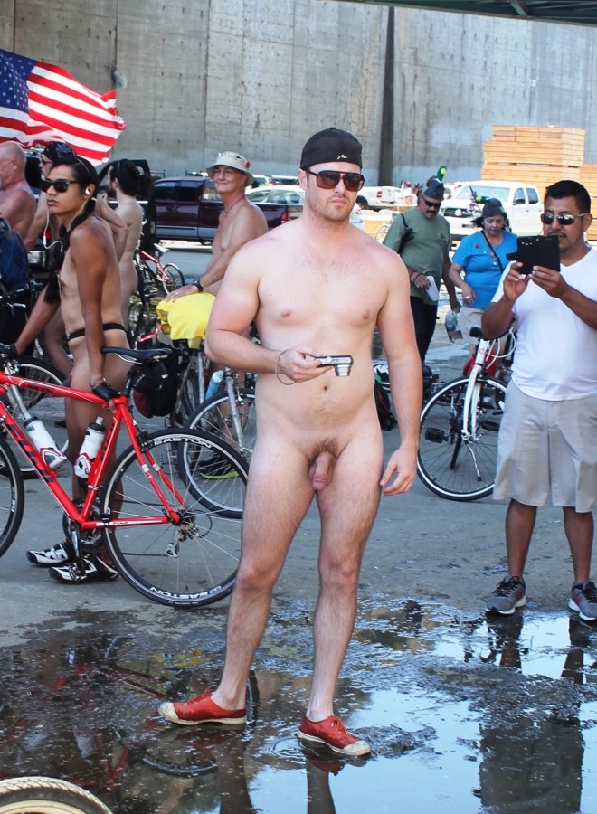 Голые парни на улицах города