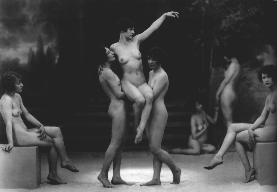 Порнографические сцены в театре