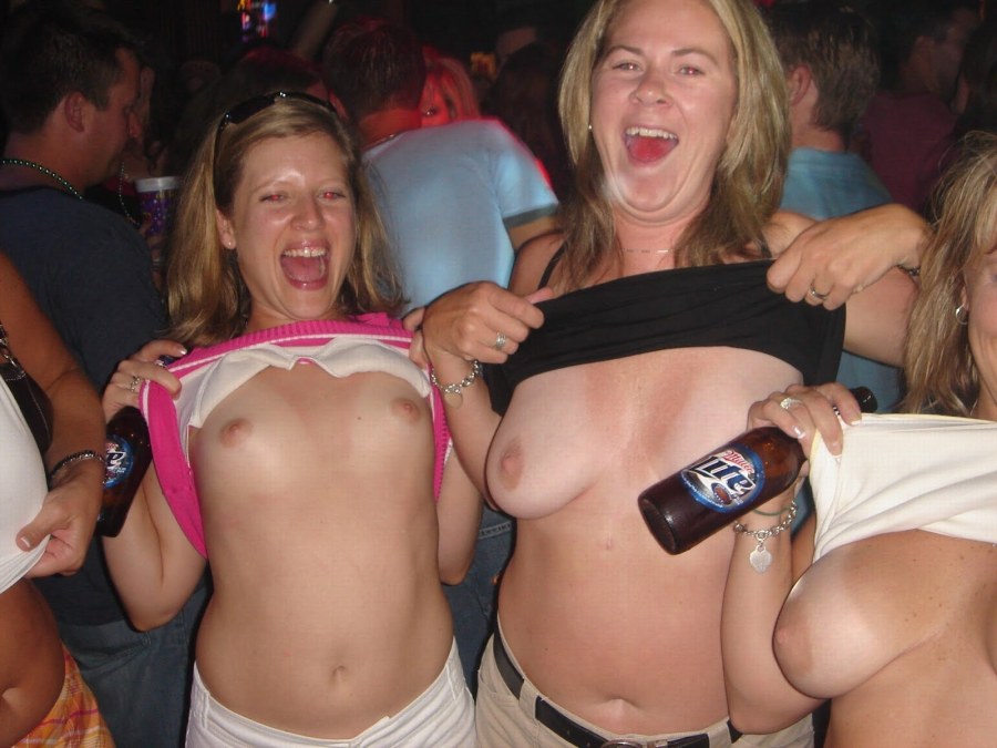 Пьяные девушки без трусиков