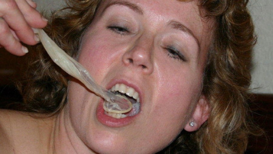 Из влагалища вытекает в рот