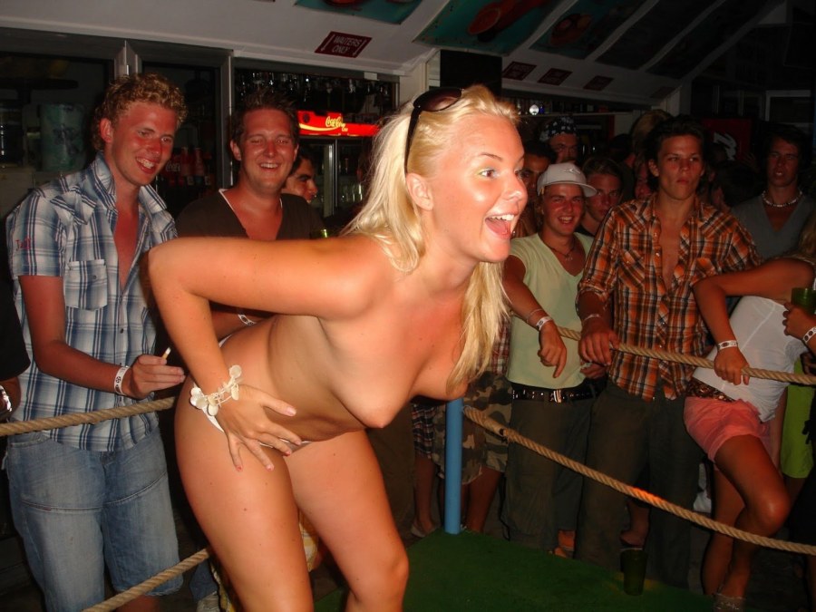 Голые женщины на дискотеке