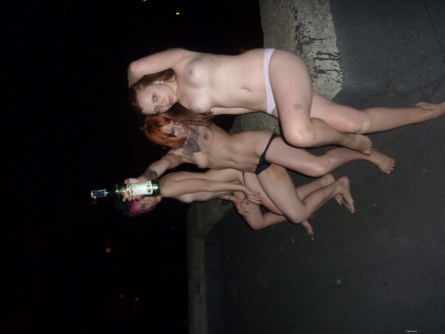 Пьяная девушка позирует