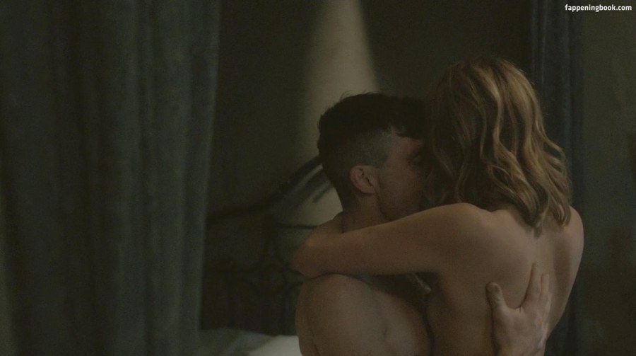 Аннабелль Уоллис сиськи