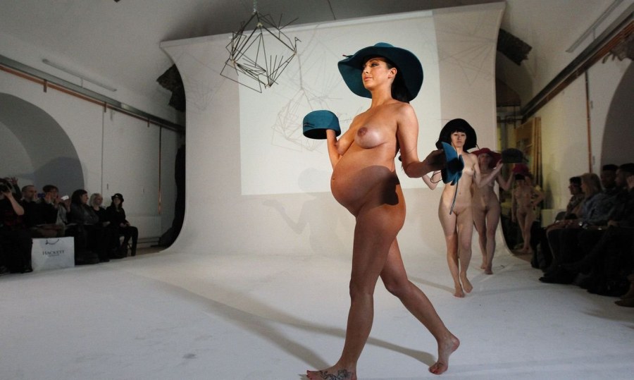 Показ мод голых женщин