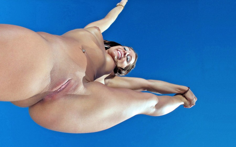 Голая сидит на стеклянном столе