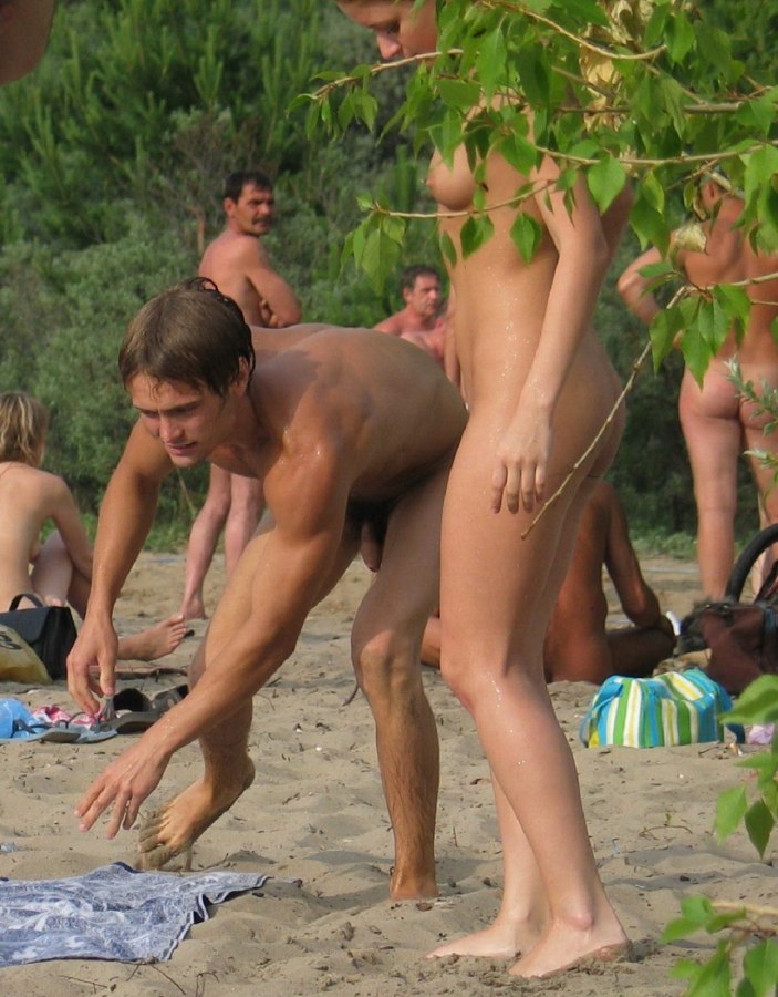 Голые девки с парнями на пляже