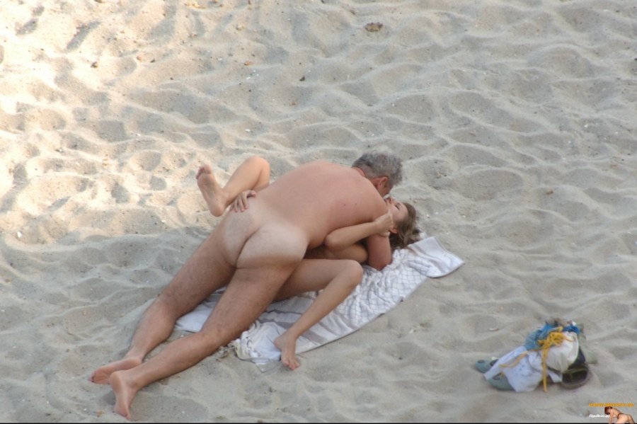 Встал на пляже