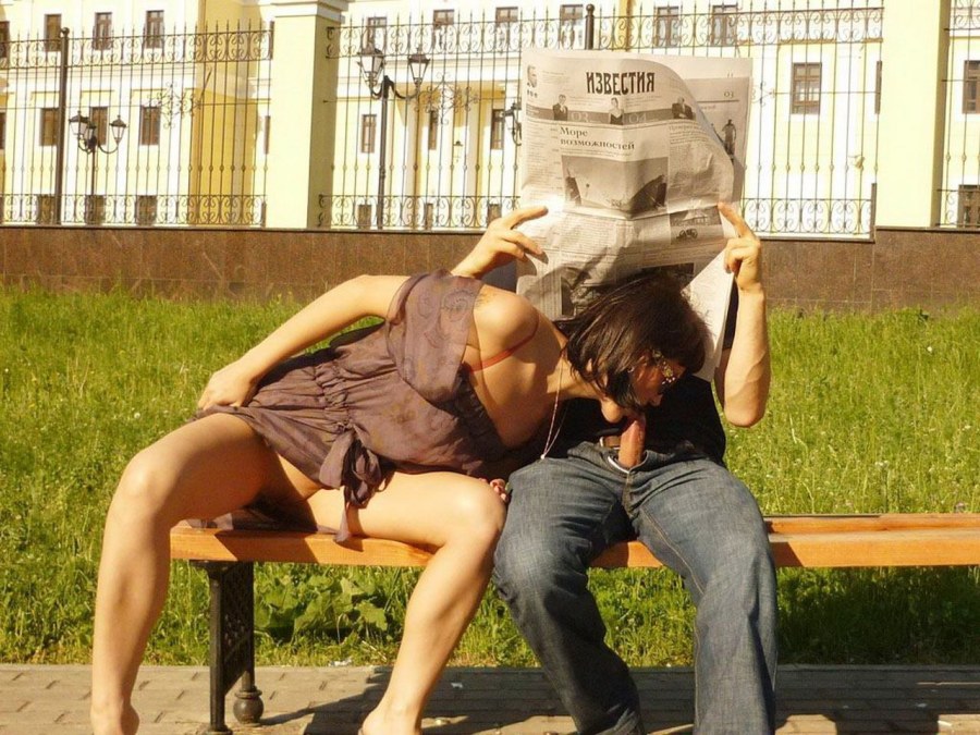 Куни в общественном месте